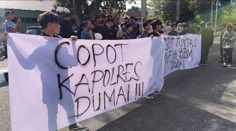 Ratusan Mahasiswa Demo Polda Riau, Desak Penindakan Mafia BBM Ilegal dan Copot Kapolres Dumai