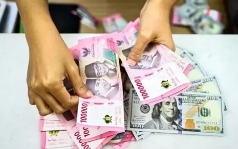 Rupiah Tersungkur ke Rp17.673 per Dolar AS, Jadi Mata Uang Terlemah Sepekan