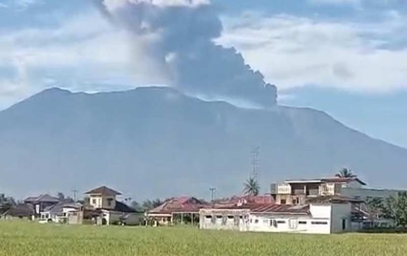 Gunung Marapi Kembali Erupsi di Sumbar, Semburkan Abu 2.000 Meter, Warga Diminta Waspada