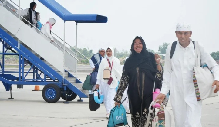 Keharuan Selimuti Kedatangan 213 Jemaah Haji Pekanbaru di Bandara SSK II, Dua Orang Masih Dirawat di Batam