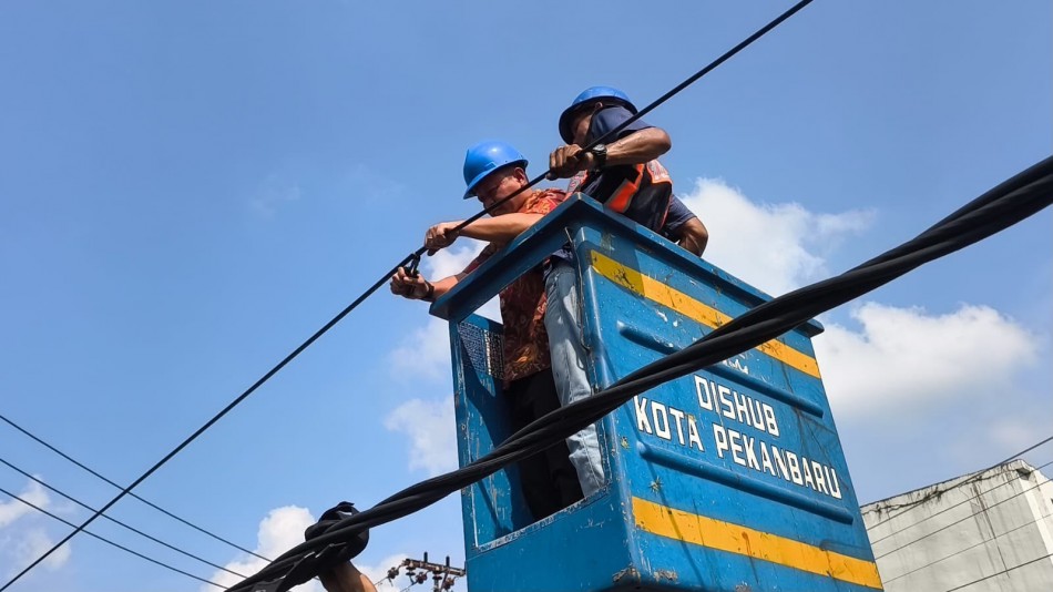 Pemko Pekanbaru Mulai Potong Kabel Fiber Optik Semrawut, Provider Tak Berizin Ditertibkan