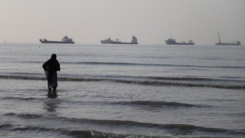 AS Hantam Sejumlah Situs Radar Pantai Iran Usai Tembak Jatuh Drone di Selat Hormuz
