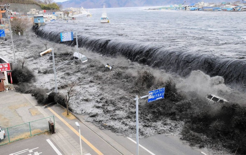 Gelombang Tsunami Menyapu Sembilan Wilayah Pesisir Timur Indonesia Usai Gempa M 7,7 Filipina