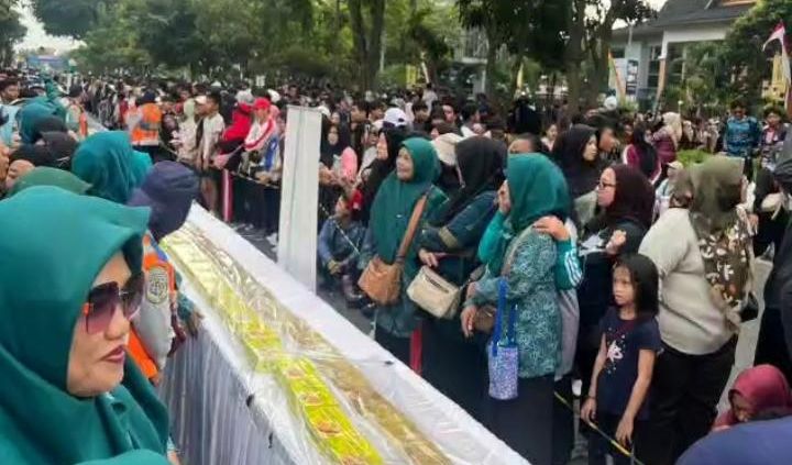 Spektakuler! Kue Talam Durian Sepanjang 1,1 Kilometer Pecahkan Rekor MURI pada HUT ke-242 Pekanbaru