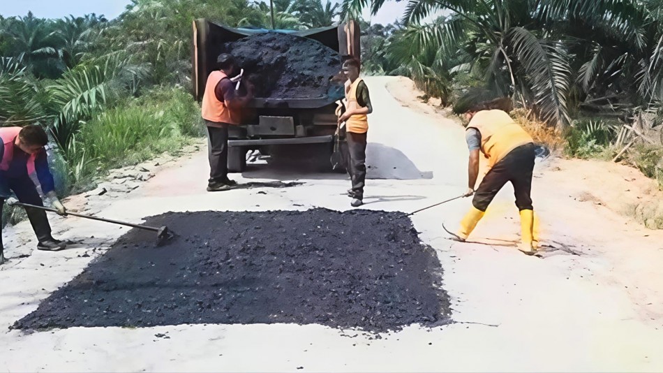 Keluhan Warga Direspons Cepat, Pemprov Riau Benahi Jalan Simpang Perak–Istana Sayap di Pelalawan