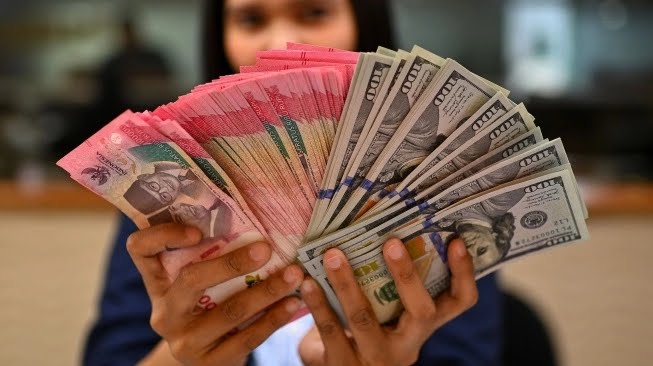 Rupiah Nyaris Tembus Rp18.000 per Dolar AS, Pasar Dibayangi Risiko Global dan Dalam Negeri