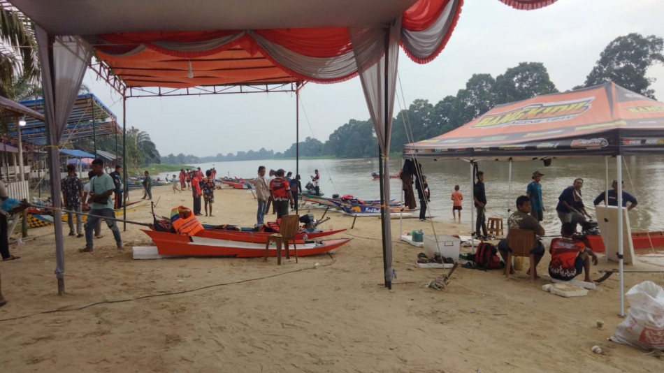 Ketinting Boat Racing 2026 Desa Wisata Kuala Terusan Meriah, 63 Pembalap Adu Cepat di Sungai Kampar