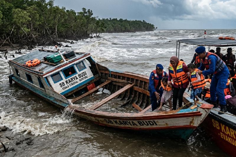 Dihantam Ombak Besar, Speedboat Berisi 46 Penumpang Nyaris Tenggelam di Perairan Inhil