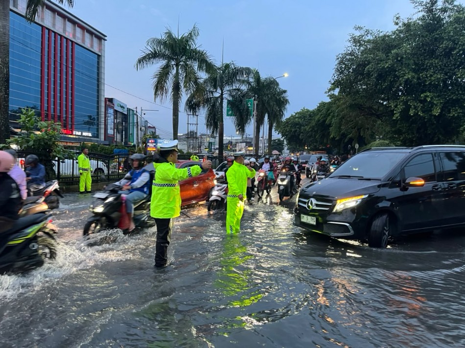 Hujan Deras Rendam Jalan Sudirman Pekanbaru, Satlantas Alihkan Arus Lalu Lintas