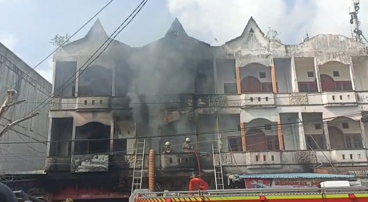 Kebakaran Hebat di Sukajadi, Api Lahap Dua Lantai Ruko Bahan Bangunan, 2 Warga Luka Bakar