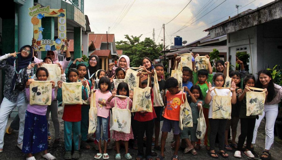 Mahasiswa FISIP UNRI Ajarkan Ecoprint ke Anak Tobekgodang, Kreativitas dan Edukasi Lingkungan Tumbuh Bersama