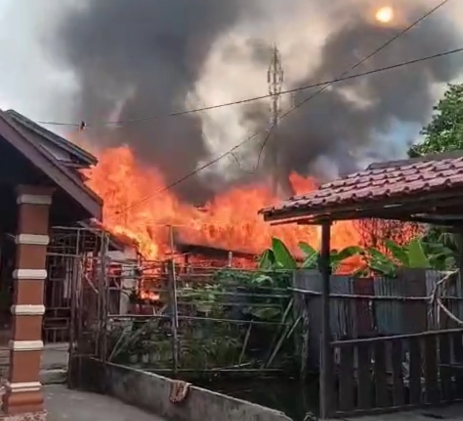 Kebakaran Hebat Melanda Pemukiman Padat Penduduk di Tembilahan, Empat Rumah Hangus
