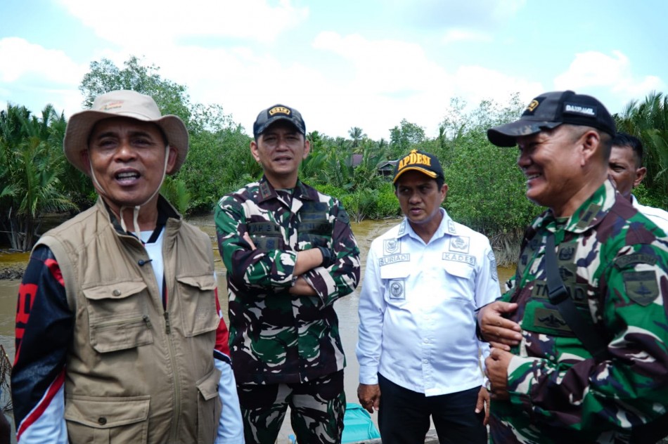 Sinergi TNI dan Pemda, Dandim 0314/Inhil Bersama Bupati Tinjau Rencana Pembangunan Jembatan Garuda