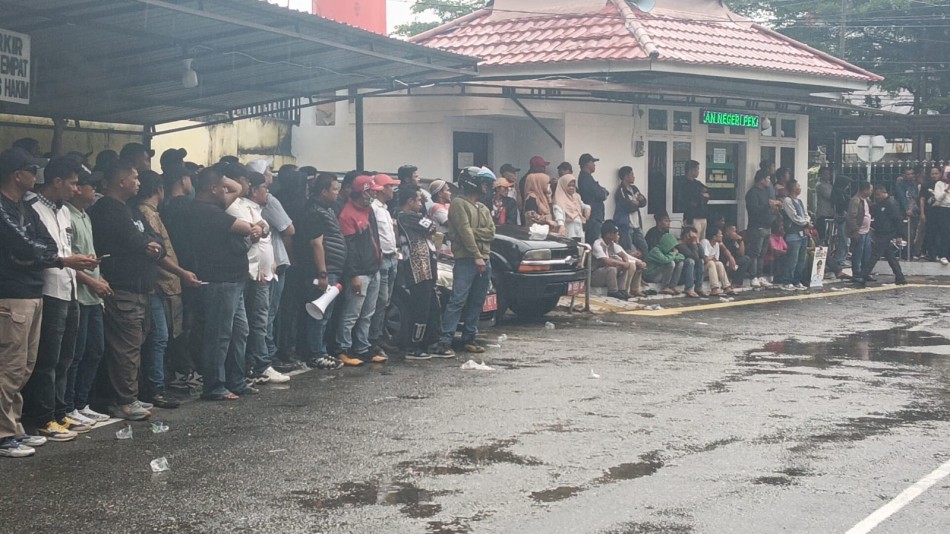 Massa Simpatisan Padati PN Pekanbaru, Desak Hakim Bebaskan Abdul Wahid