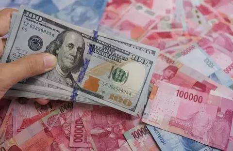 Rupiah Ditutup Loyo Rp18.111/Dolar AS, Ketidakpastian BI hingga Konflik Timur Tengah Bebani Pasar