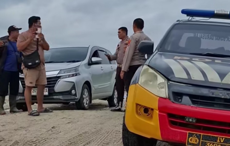Mobil Terjebak Banjir di Desa Sontang Rohul, Ayah dan Anak Pingsan, Polisi Duga Keracunan AC