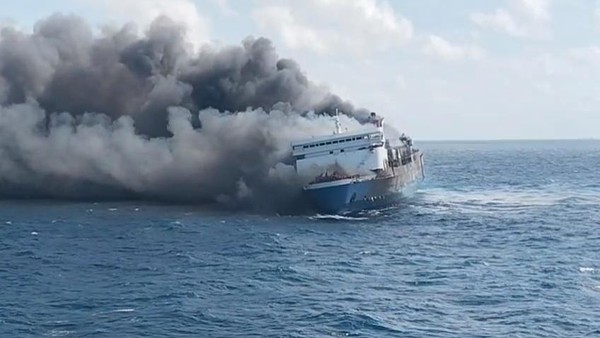 Kapal Surabaya-Makassar Terbakar di Laut Jawa, Operasi Penyelamatan Ratusan Penumpang Digelar
