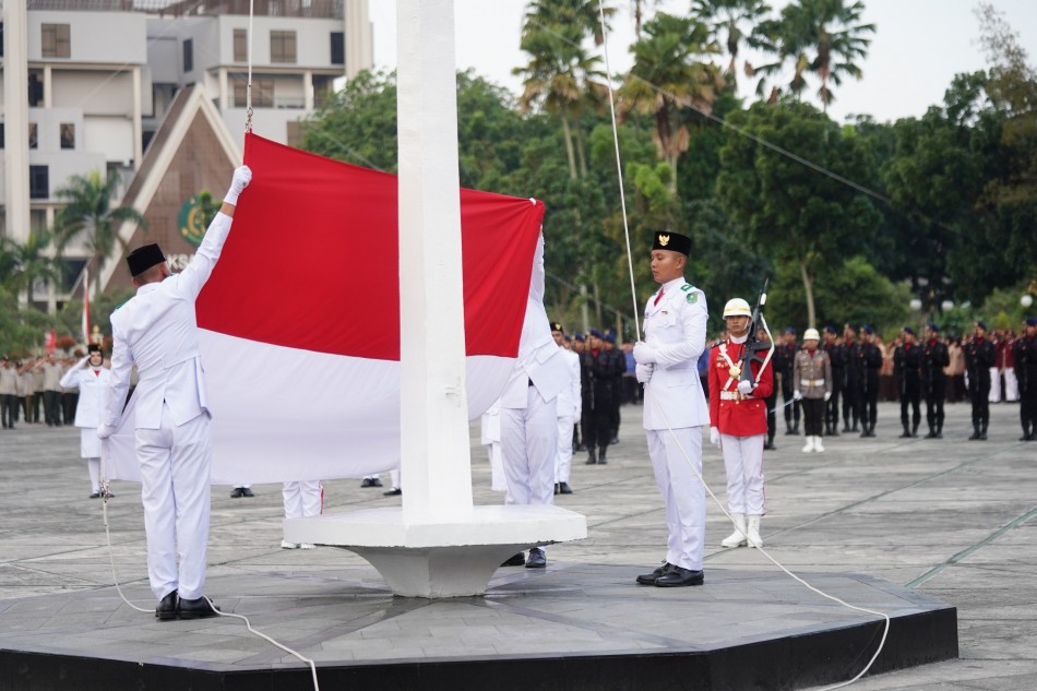 Formasi Selembayung Warnai Penurunan Bendera HUT ke-81 RI di Halaman Kantor Gubernur Riau