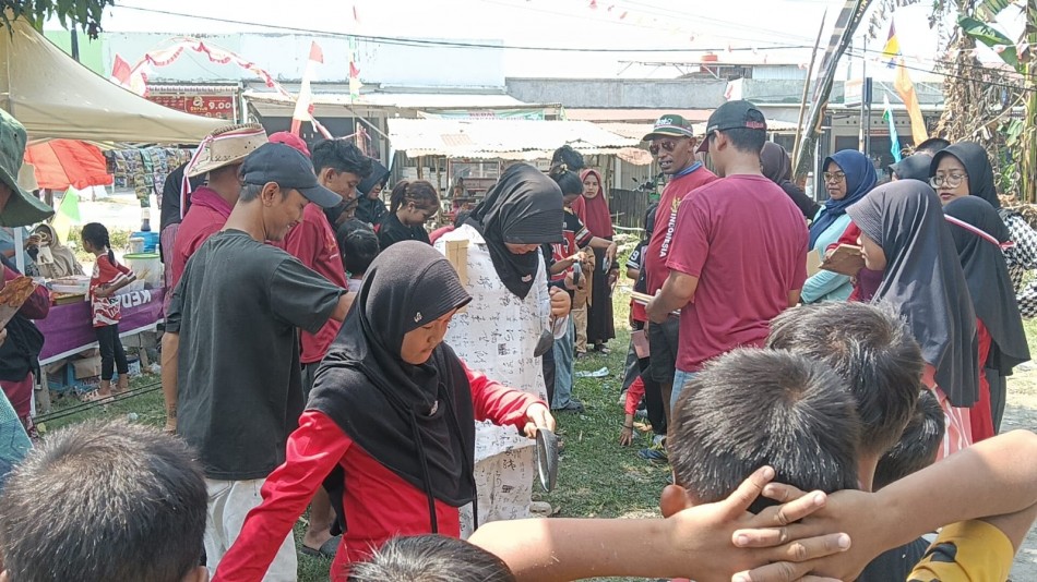 Pancing Paku Pakai Kaca Spion hingga Panjat Pisang, Semarak HUT RI ke 81 di Pekanbaru