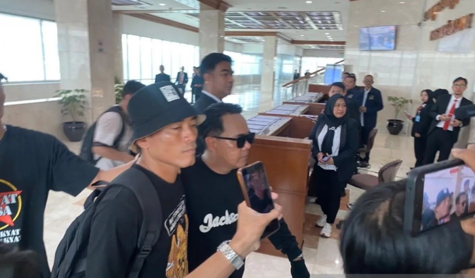 UPDATE: Botok Duduk di Balkon Sidang DPR, Massa AMPB Bertahan di Depan Gedung Parlemen