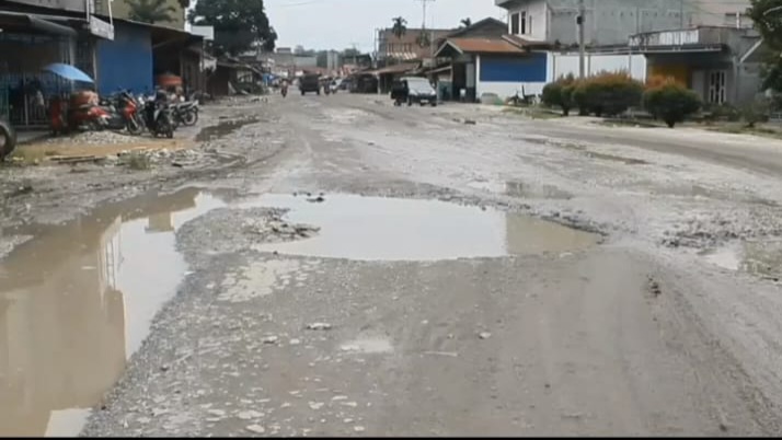 Puluhan Tahun Rusak, Wabup Rohil Pastikan Jalan Kubu dan Kuba Dirigid 3,7 Km Mulai 10 Oktober