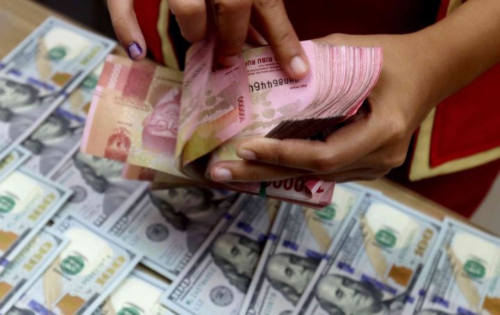 Rupiah Tancap Gas di Akhir Pekan, Tembus Rp17.650 per Dolar AS