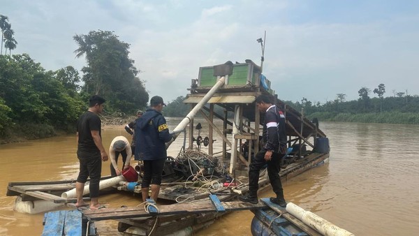 Polisi Musnahkan 12 Peralatan PETI di Dua Sungai Kuansing, Pelaku Kabur
