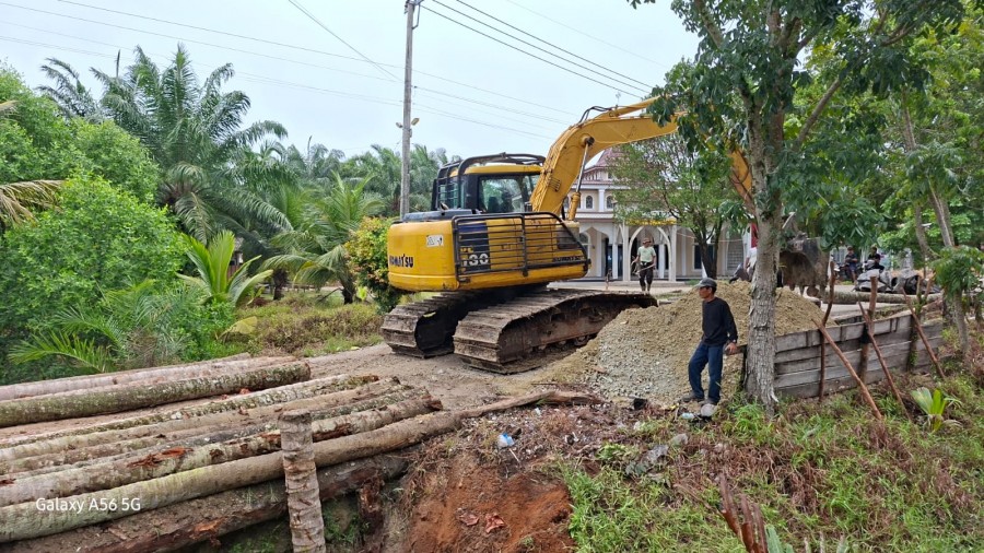 Di Tengah Efisiensi Anggaran, Warga Rupat Swadaya Perbaiki Jembatan