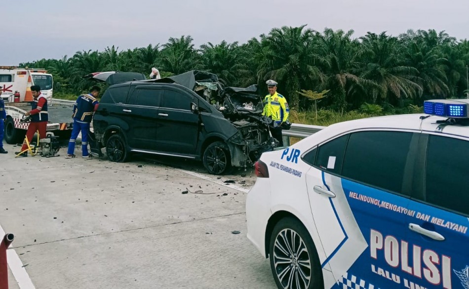 Dua Penumpang Tewas, Innova Hantam Truk Box di Tol Bangkinang