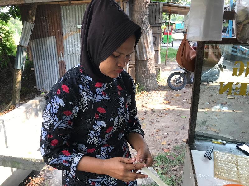 Saat Antrean BBM Jadi Rezeki: Kisah Zurbainah, Penjual Pisang Molen di Pekanbaru