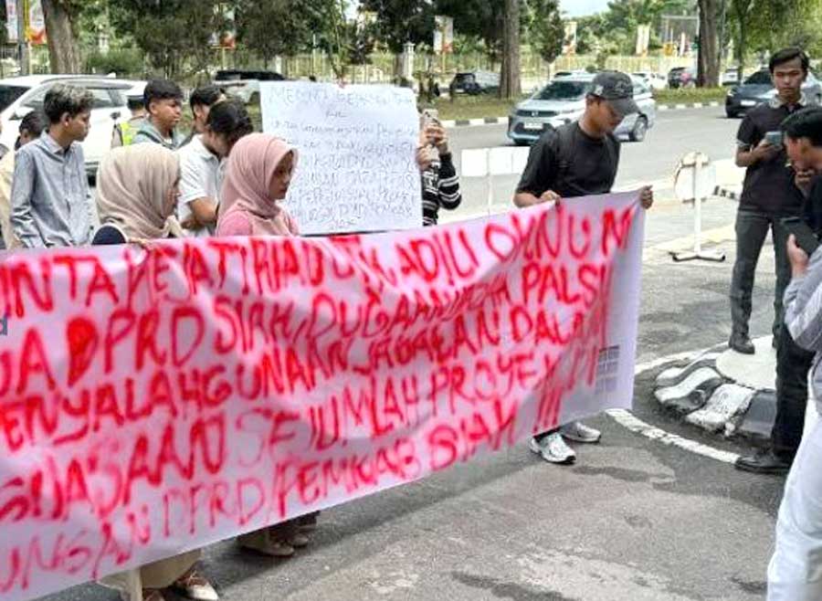 Massa Fomari-Bebersi Desak Kejati Riau Usut Kasus Dugaan Ijazah Ketua DPRD Siak