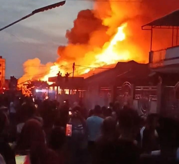 BREAKING NEWS: Kebakaran Besar Melanda Bangko Rohil, Saat ini Api Masih Berkobar