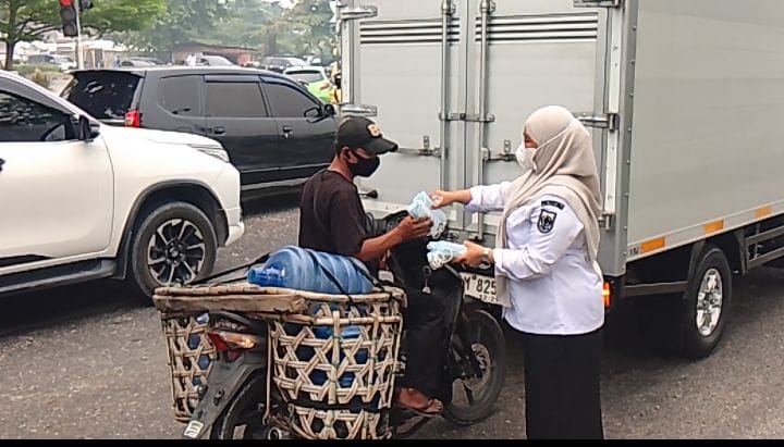 Kabut Asap Makin Tebal di Pekanbaru, BPBD Riau Bagikan Masker kepada Pengendara 