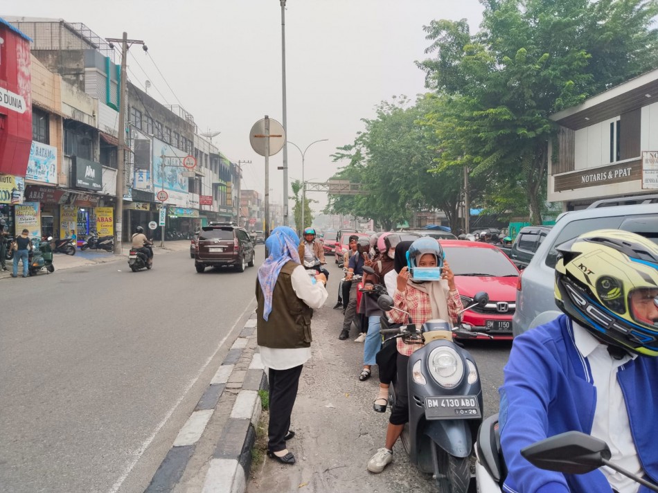 Kabut Asap Memburuk, Dinkes Riau Turunkan Tim dan Bagikan 5.000 Masker di Pekanbaru