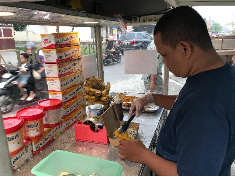 Bahan Baku Pisang Cokelat Naik, Pedagang di Pekanbaru Pilih Tahan Harga