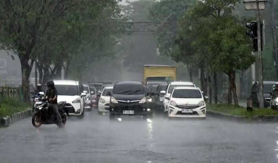 Hujan Lebat Disertai Petir Malam Ini, BMKG Pantau 11 Titik Panas di Riau