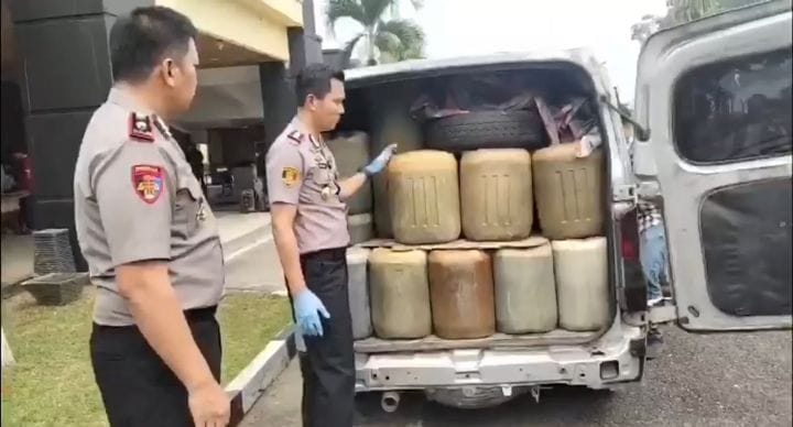 Polres Kuansing Bongkar Penyelundupan 2.400 Liter Pertalite Bersubsidi, Dua Orang Ditangkap