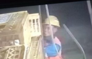 Diduga Oknum Berseragam PLN Curi Keranjang Ayam di Pekanbaru, Viral di Medsos