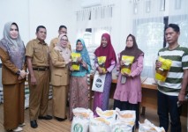 Program Bantuan Pangan Digulirkan di Kampar, Bulog Distribusikan Beras dan Minyak ke Warga Desa