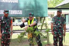 Pangdam XIX/Tuanku Tambusai dan Ketua Persit KCK Tanam Mangrove di Kawasan Wisata Bengkalis