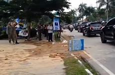 Jalan Sudirman Pekanbaru Licin Akibat Tanah Timbun, Pemotor Berjatuhan 