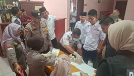Polsek Rupat Sidak Kantor Desa Pangkalan Nyirih, Tes Urine Mendadak Bikin Suasana Riuh