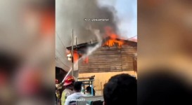 Kebakaran Hebat di Pekanbaru, 12 Kontrakan Hangus dalam 30 Menit, Puluhan Penghuni Kehilangan Tempat Tinggal