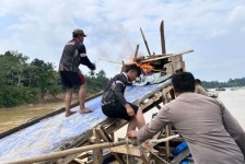 Tertibkan PETI di Sungai Kuantan, Polisi Musnahkan Peralatan Tambang Ilegal