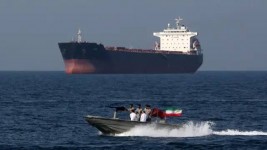  Serangan Tanker di Selat Hormuz Picu Lonjakan Harga Minyak Dunia