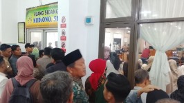 Sidang Vonis Abdul Wahid Dipadati Pendukung, Pengunjung Saling Dorong Rebut Masuk Ruang Sidang