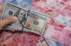 Rupiah Ditutup Loyo Rp18.111/Dolar AS, Ketidakpastian BI hingga Konflik Timur Tengah Bebani Pasar