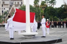 Formasi Selembayung Warnai Penurunan Bendera HUT ke-81 RI di Halaman Kantor Gubernur Riau