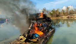 Polisi Bongkar PETI di Batang Kuantan, 10 Rakit Dompeng Dibakar