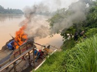 Rakit Bertuliskan CEO Perintis Dibakar Polisi, Penambang PETI Kabur